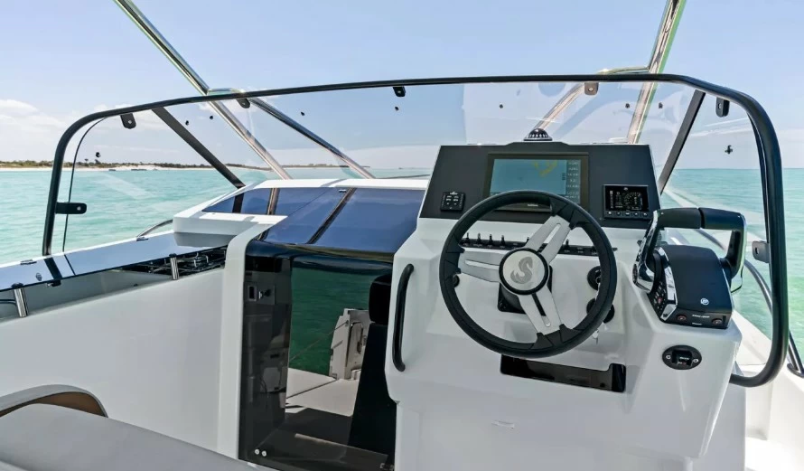 博纳多（Beneteau）飞扬9阳光甲板型游艇驾驶区