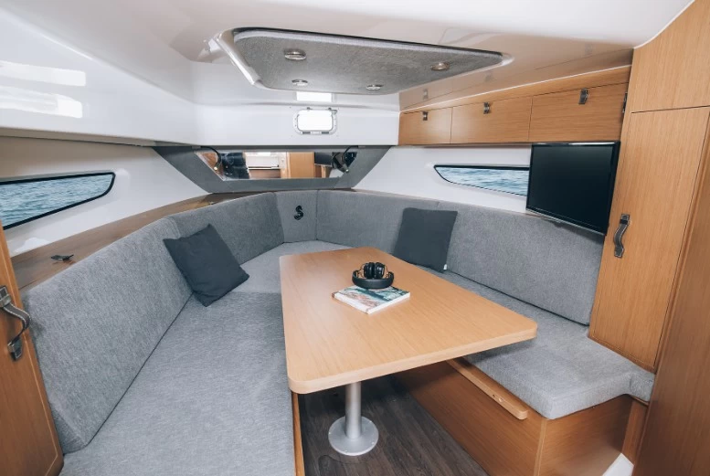博纳多（Beneteau）飞扬10开放式快艇沙龙接待区