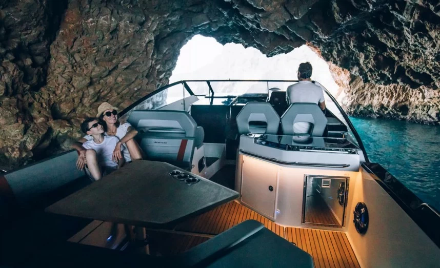 博纳多（Beneteau）飞扬10开放式快艇甲板布局