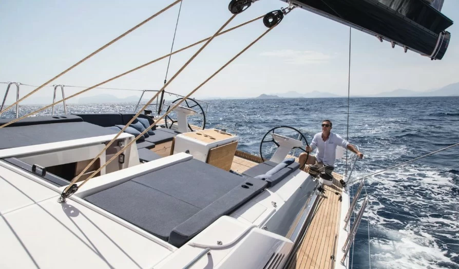 博纳多(Beneteau)Oceanis 51.1单体巡航帆船上甲板驾驶区