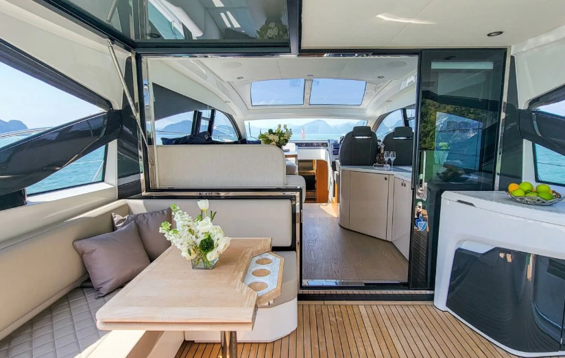菲尔兰（Fairline）Targa45 GT巡航游艇上层甲板