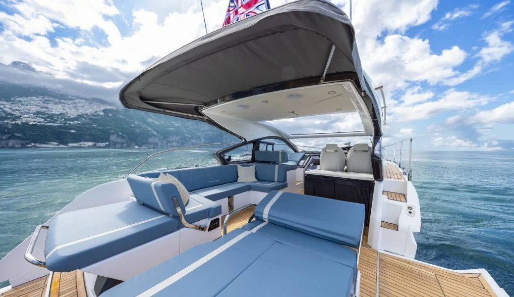 菲尔兰(Fairline)Targa40豪华运动游艇主甲板