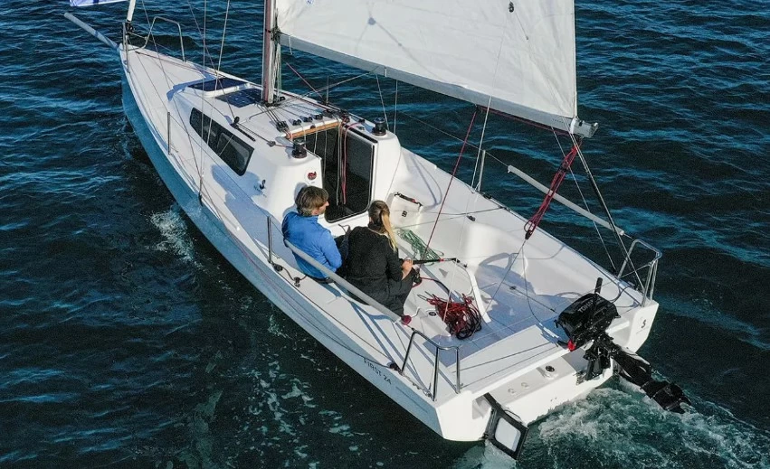 博纳多(Beneteau)First 24运动帆船主甲板布局