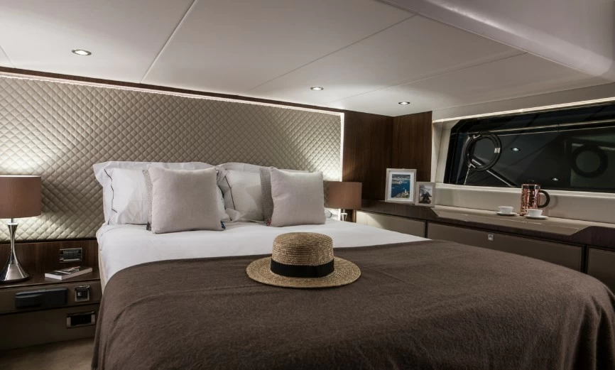 菲尔兰(Fairline)Squadron50豪华飞桥游艇客舱