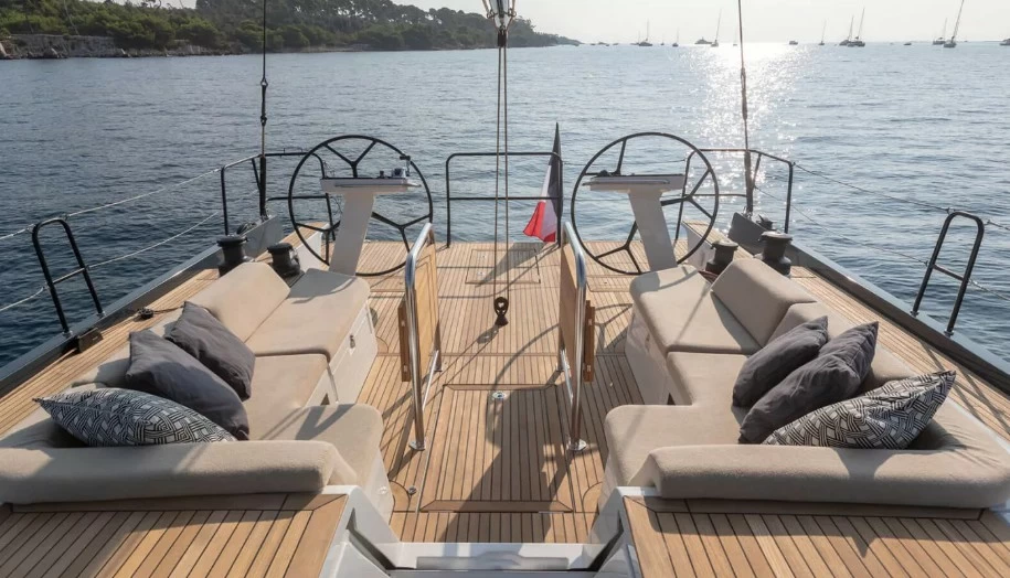 博纳多(Beneteau)First 53运动巡航帆船主甲板驾驶区