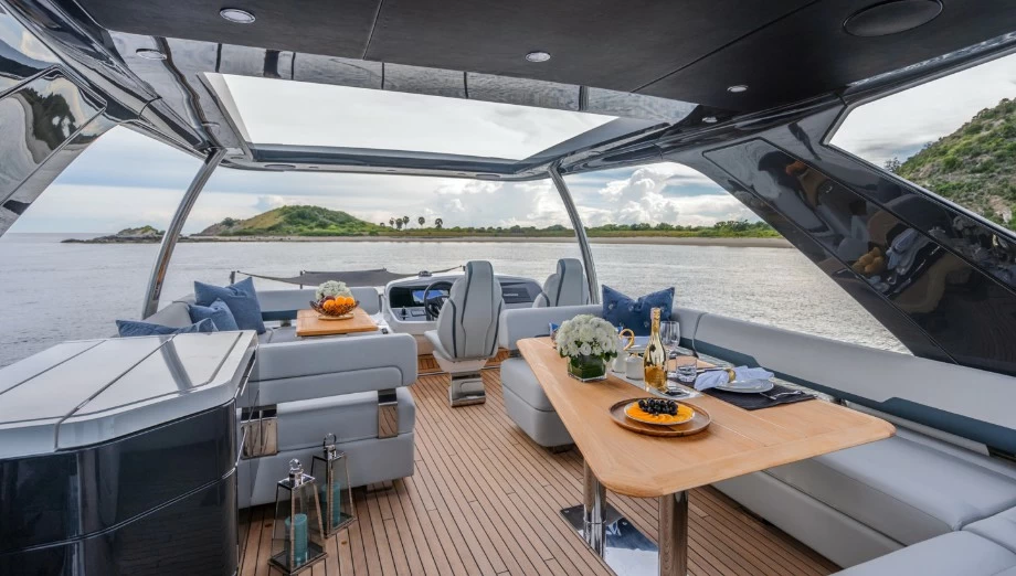 菲尔兰（Fairline）Squadron68大型游艇飞桥布局