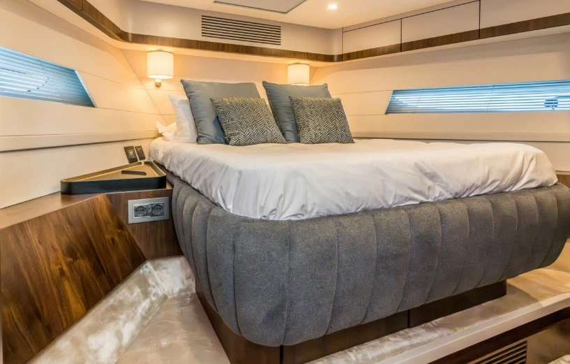菲尔兰（Fairline）Phantom65豪华运动游艇客舱