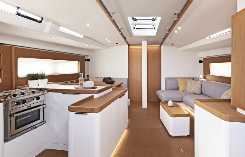 博纳多(Beneteau)First 53运动巡航帆船船舱内部布局