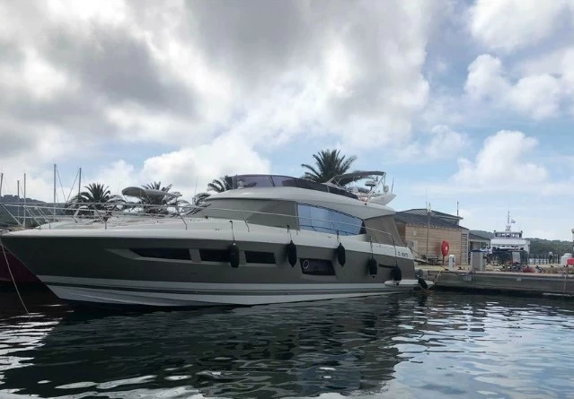沛海驰(Prestige)560二手飞桥游艇