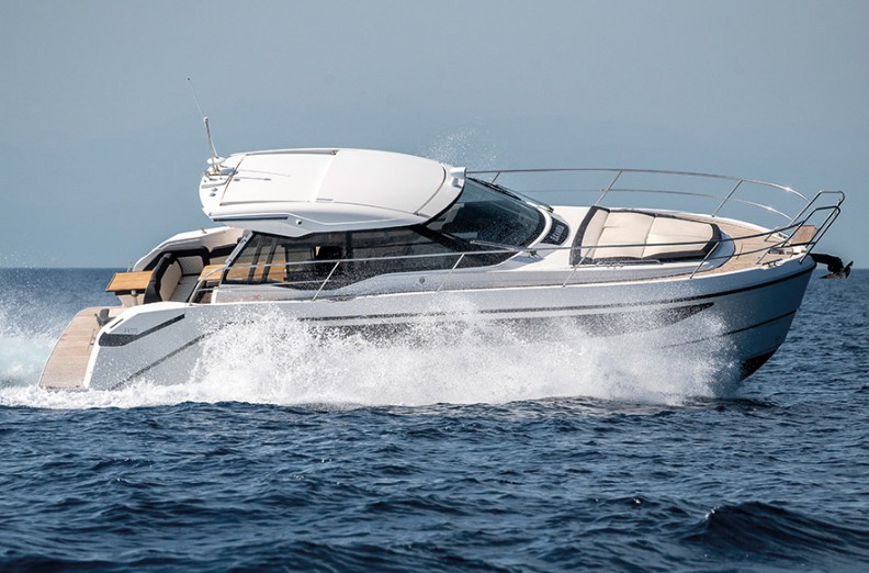 德国巴伐利亚（Bavaria）SR33游艇（300万）