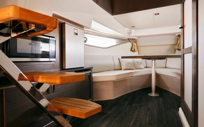 希瑞（SeaRay）Sundancer320开放式游艇豪华船舱布局