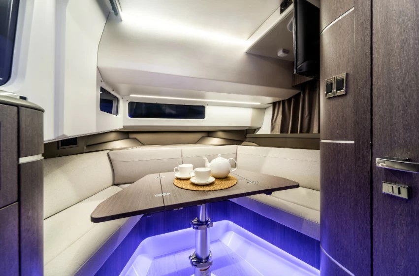 卡帝尔(Galeon)325GTO开放式游艇船舱内部沙龙