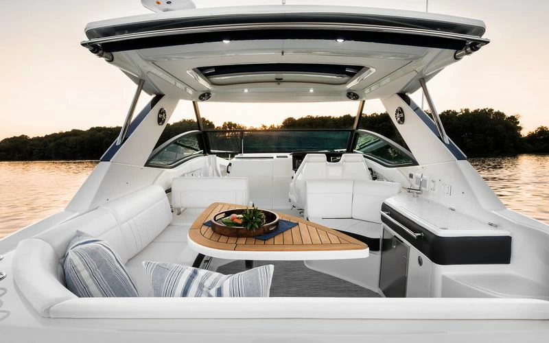 希瑞（SeaRay）Sundancer320开放式游艇上层甲板