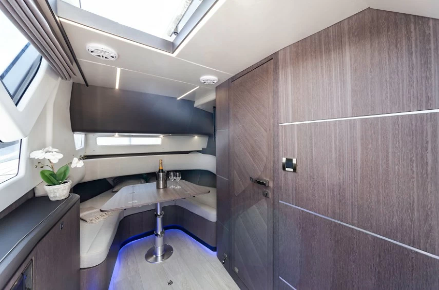 卡帝尔（Galeon）375GTO运动型游艇船舱沙龙