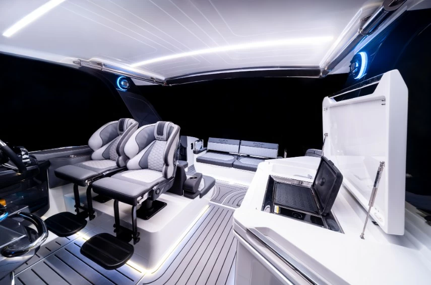 卡帝尔(Galeon)325GTO开放式游艇主驾驶区