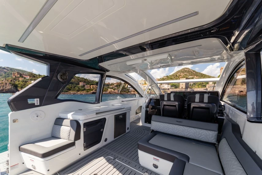 卡帝尔（Galeon）375GTO运动型游艇主甲板驾驶区域