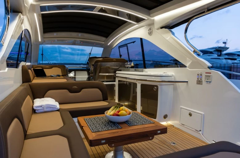 卡帝尔（Galeon）405HTS运动巡航游艇主甲板驾驶区
