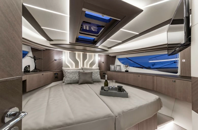 卡帝尔(Galeon)450HTC运动巡航游艇豪华客舱