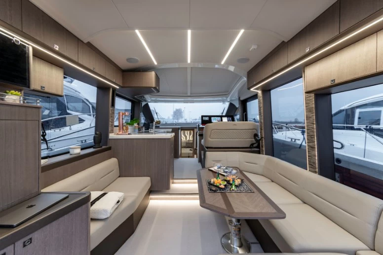 卡帝尔(Galeon)450HTC运动巡航游艇主甲板接待区