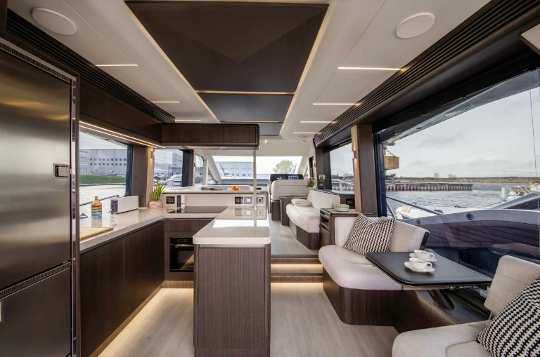 卡帝尔（Galeon）560 Fly飞桥游艇豪华沙龙、厨房