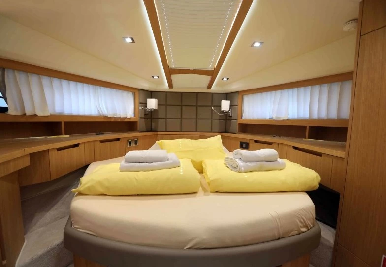 卡帝尔(Galeon)430Skydeck运动飞桥游艇客舱