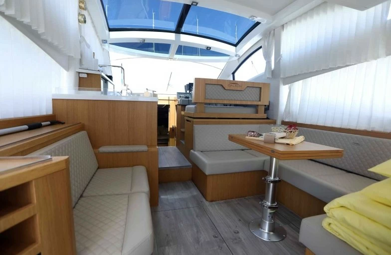 卡帝尔(Galeon)430Skydeck运动飞桥游艇主甲板接待区