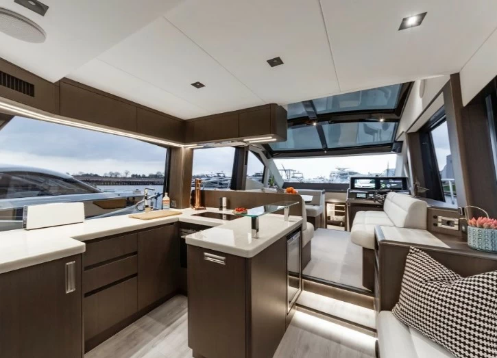 卡帝尔（Galeon）510Skydeck运动游艇主甲板厨房