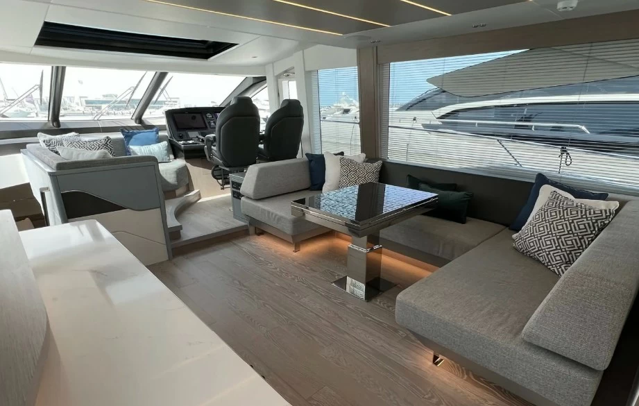 圣汐克（Sunseeker）74XPS豪华游艇主甲板驾驶区、接待区