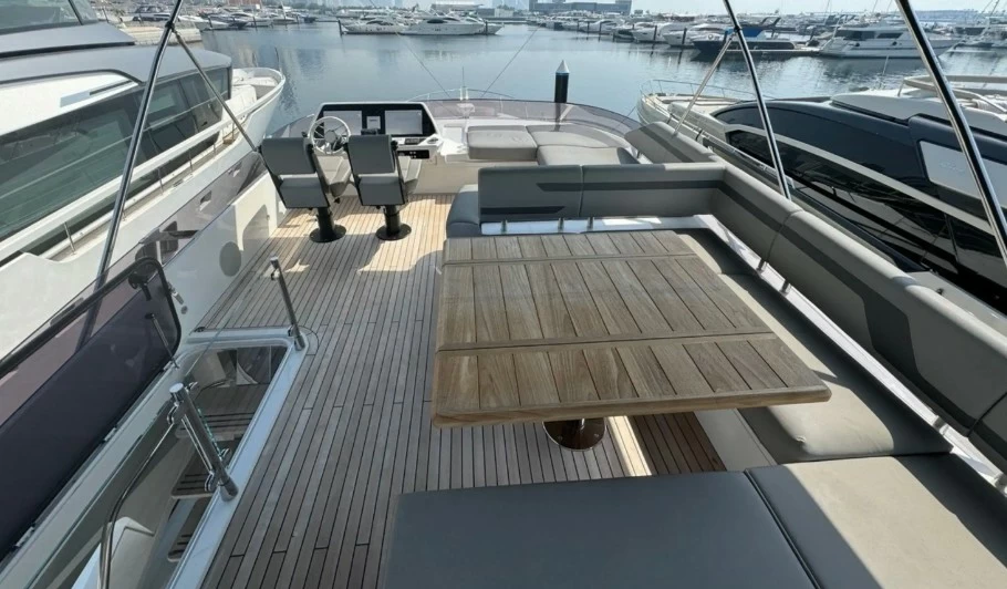 圣汐克（Sunseeker）74XPS豪华游艇飞桥区域