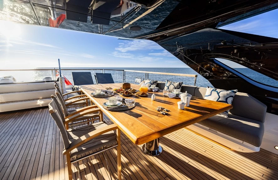 圣汐克(Sunseeker)100 Yacht超级游艇飞桥休闲区