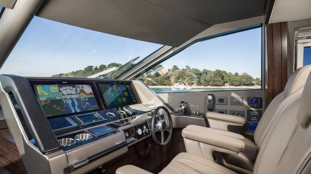 圣汐克（Sunseeker）88豪华飞桥游艇驾驶区域