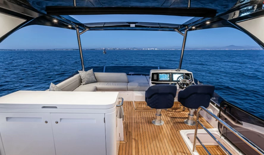 圣汐克（Sunseeker）Manhattan55游艇豪华飞桥区