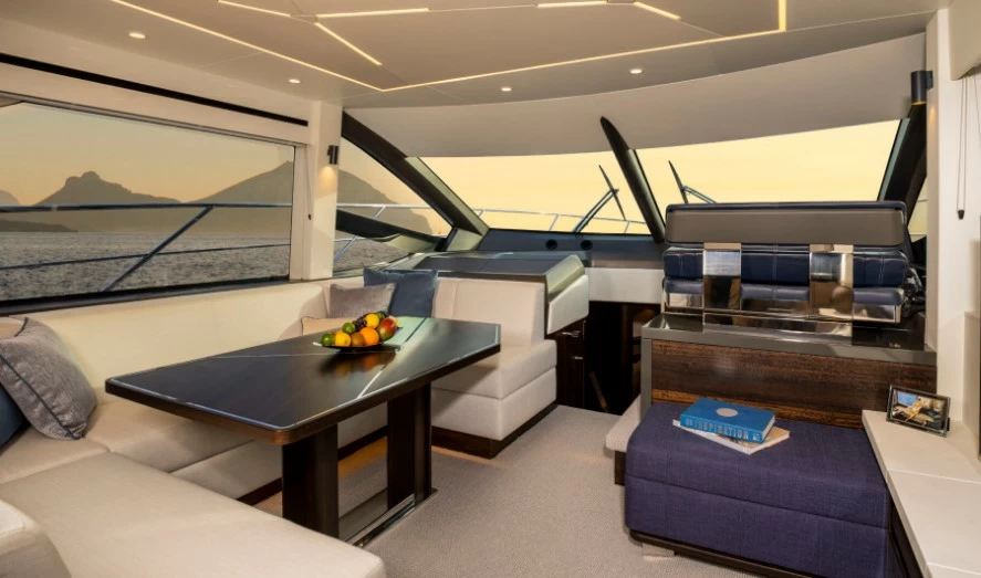 圣汐克（Sunseeker）Manhattan55飞桥游艇主甲板沙龙