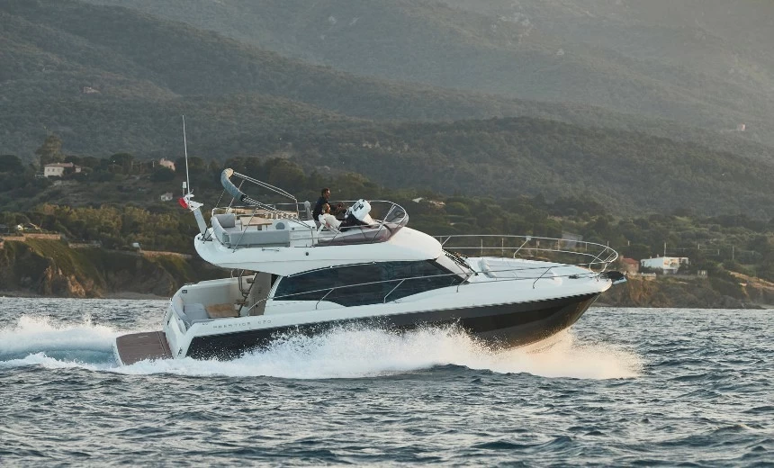 沛海驰（Prestige）420中型飞桥游艇