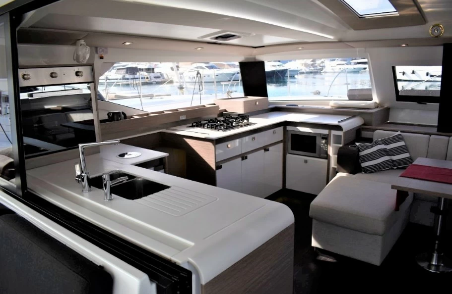 枫丹白露(Fountaine Pajot)Elba 45双体巡航帆船厨房区域