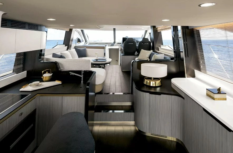 阿兹慕(Azimut)55飞桥游艇主层甲板布局