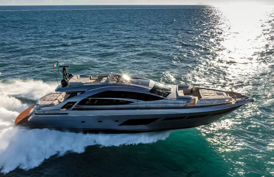 博星（Pershing）8X运动型游艇
