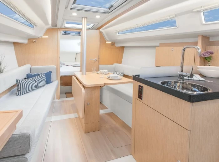 汉斯（Hanse）315小型巡航帆船豪华沙龙