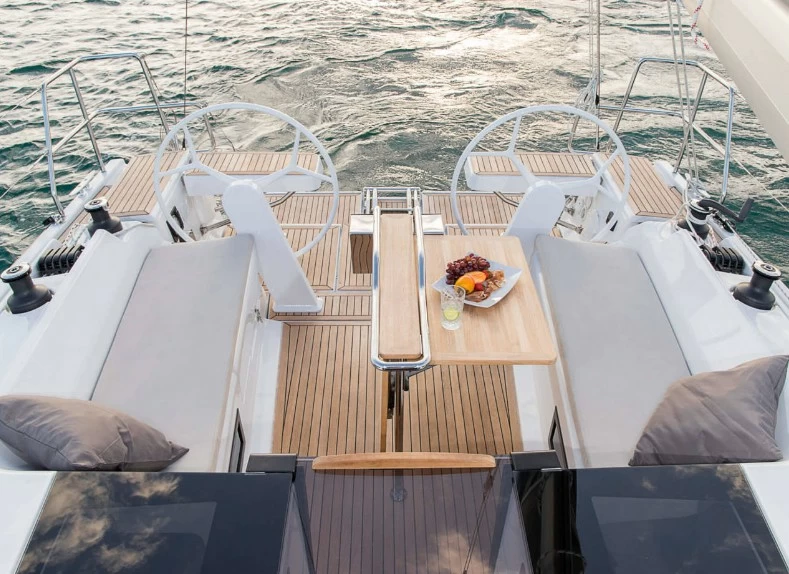 汉斯（Hanse）388中型帆船驾驶层甲板
