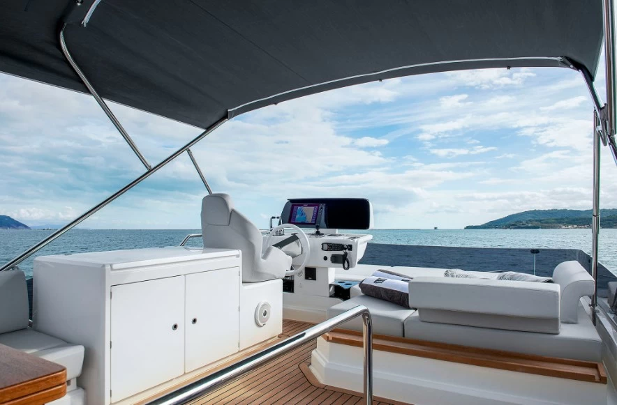 法拉帝（Ferretti）500私人游艇飞桥驾驶区