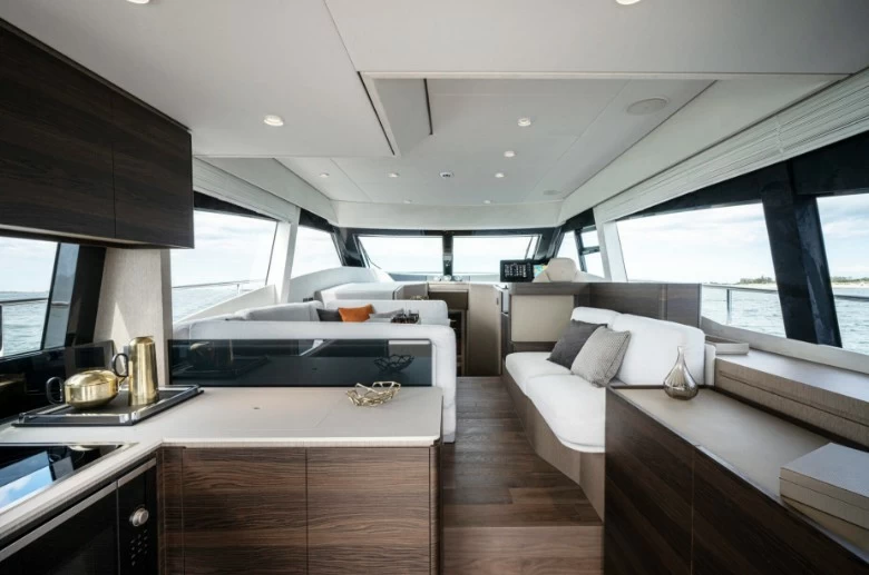 法拉帝（Ferretti）500私人游艇主甲板布局