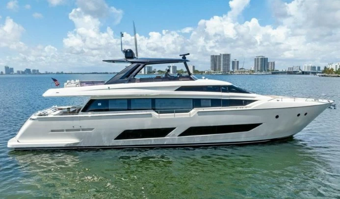 85尺法拉帝（Ferretti）850二手飞桥游艇：4000万元