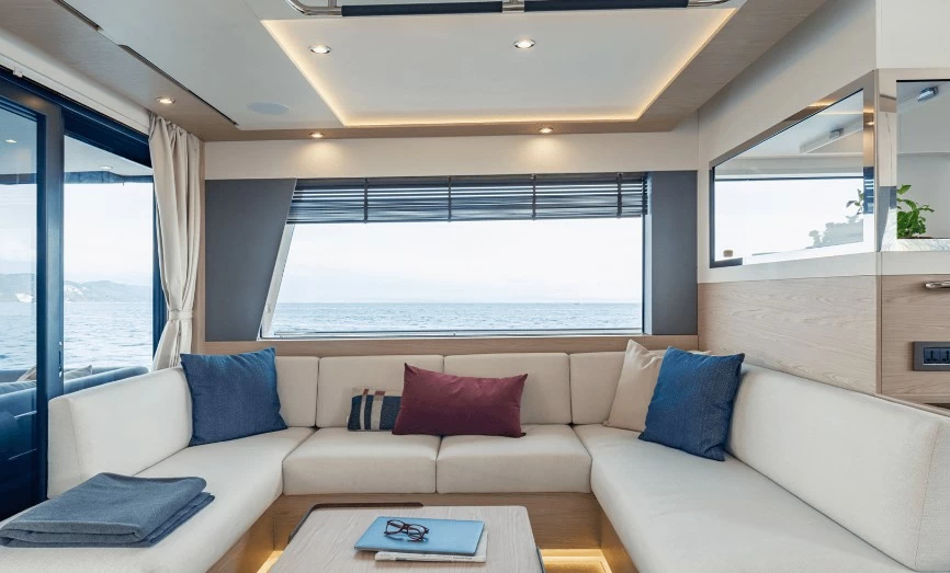 博纳多(Beneteau)浩乐62远航飞桥游艇沙龙布局