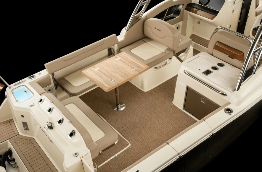 克里斯(Chris-Craft)Calypso28开放式游艇主甲板布局