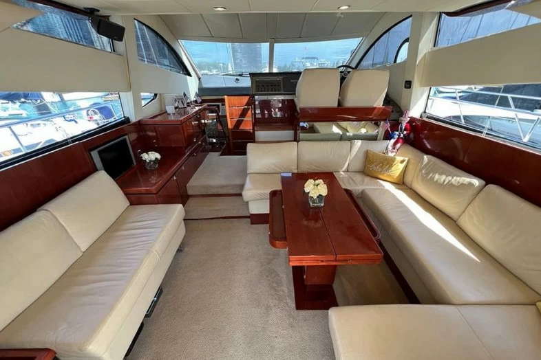菲尔兰(Fairline)Phantom48二手游艇主甲板沙龙