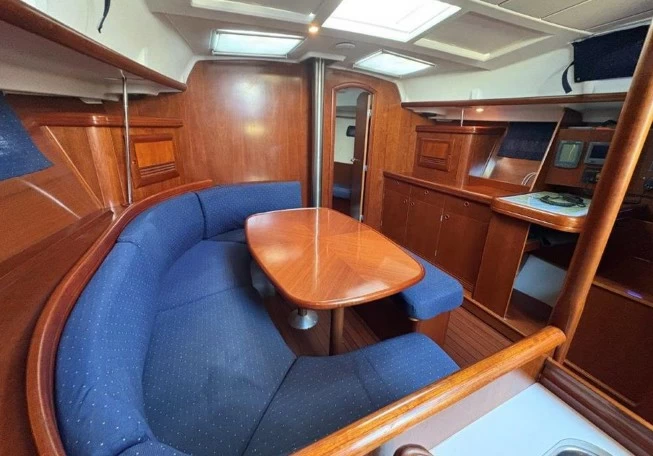 博纳多（Beneteau）遨享仕393二手单体帆船船舱主甲板沙龙
