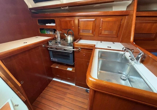 博纳多（Beneteau）遨享仕393二手单体帆船厨房区域布局
