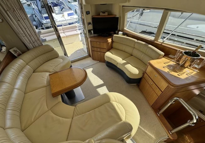 阿兹慕（Azimut）42Evolution二手飞桥游艇主甲板布局