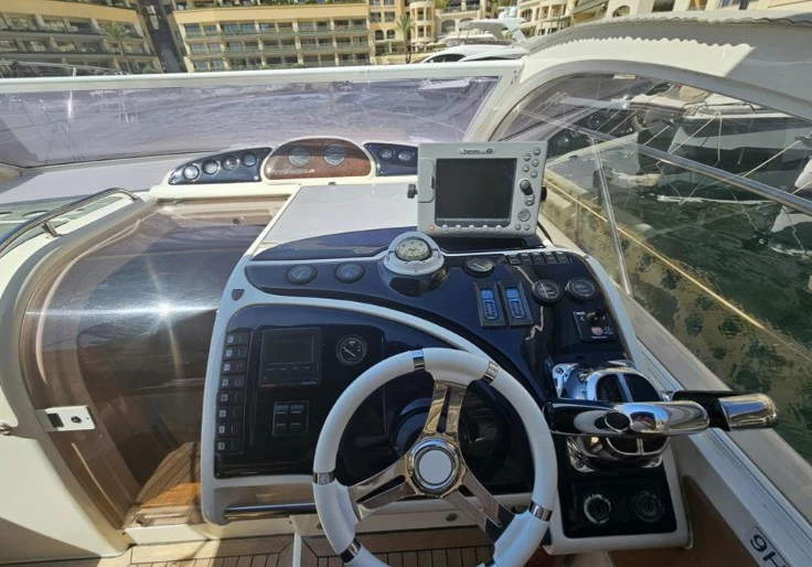 菲尔兰（Fairline）Targa37二手运动游艇驾驶区域