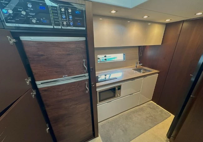 菲尔兰(Fairline)Squadron48二手中型飞桥游艇船舱内部